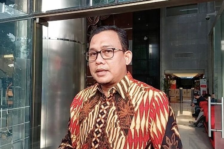 Juru Bicara Penindakan dan Kelembagaan KPK, Ali Fikri membenarkan tim penyidik telah memeriksa tukang cukur Gubernur Papua Lukas Enembe terkait dugaan aliran dana, Rabu (8/2/2023).