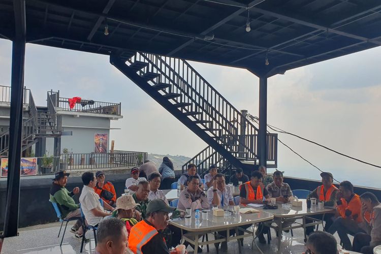Api Gunung Lawu Mengancam, Tim Gabungan Buat Ilaran di Pos 5 Candi Cetho