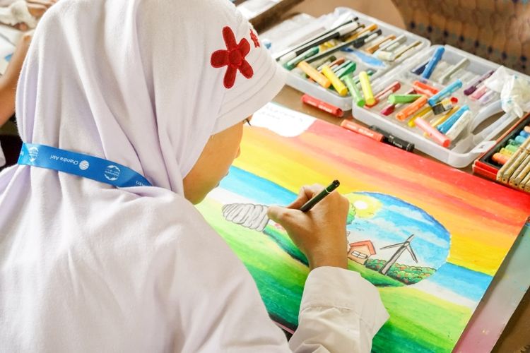 Salah satu murid SDN Cipinang Besar Utara 09 Pagi peserta kegiatan edukasi yang digelar Chandra Asri Group.