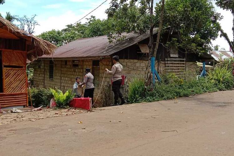 Personel dari Polresta Jayapura kota sedang melakukan olah TKP dari kasus teror bom yang menimpa salah satu jurnalis senior Papua Victor Mambor, Jayapura, Papua, Senin (23/1/2023)