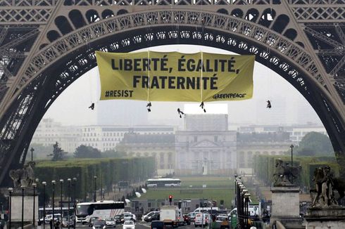 Tolak Le Pen, Aktivis Greenpeace Gantung Spanduk di Menara Eiffel