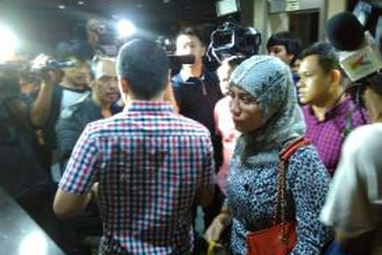 Lima orang mengaku kerabat anggota Fraksi Hanura DPR RI, DYL, mendatangi Gedung KPK, Jakarta, Rabu (21/10/2015) dini hari.
