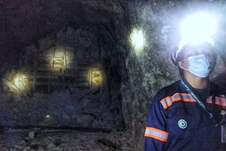 Salah satu lubang di tambang emas Pongkor yang ditutup kembali menggunakan limbah hasil pengolahan tambang atau material tailing. Tambang emas Pongkor dikelola oleh PT Antam Tbk, anak usaha dari Mining Industry Indonesia (MIND ID), BUMN Holding Industri Pertambangan. 