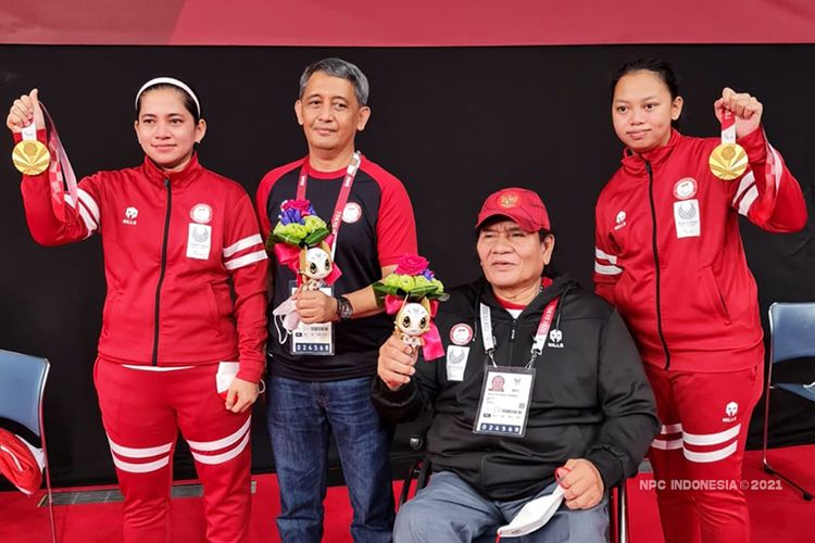 Leani Ratri Oktila/Khalimatus Sadiyah berpose bersama Chef de Mission Kontingen Indonesia And Herman (dua kiri) dan Ketua NPC Indonesia Senny Marbun usai meraih medali emas Paralimpiade Tokyo 2020, Jepang, Sabtu (4/9/2021). Leani/Khalimatus meraih medali emas setelah mengalahkan Cheng He Fang-Ma Huihui dengan skor 21-18 dan 21-12.