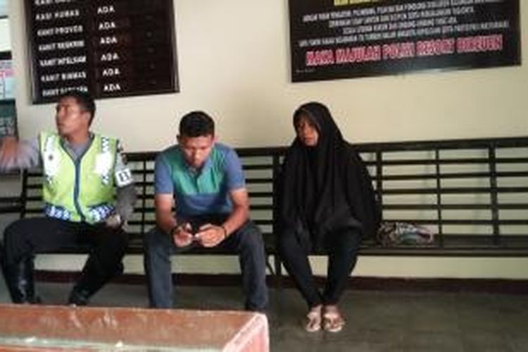 Engeline, pelaku aksi pencurian satu unit ponsel di pusat perbelanjaan depan koramil Bireuen, diamankan di Mapolsek Kota Juang, Kabupaten Bireuen, Aceh. Kamis (15/10/2015). 