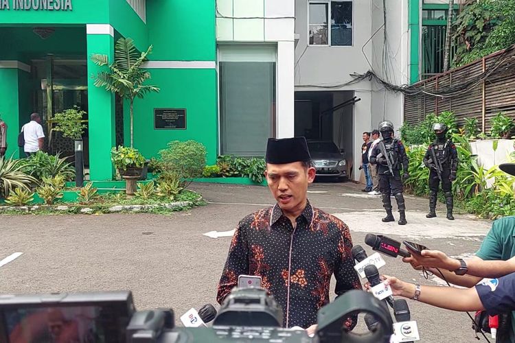 Ketua Umum Majelis Ulama Indonesia (MUI) Bidang Fatwa, Asrorun Niam Sholeh berharap insiden penembakan yang mengakibatkan satu resepsionis terluka tidak menjadi ajang spekulasi, Jakarta Pusat, Selasa (2/5/2023).