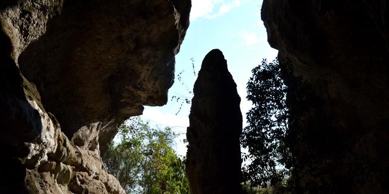 Dinding-dinding batuan karst atau kapur di obyek wisata Goa Batu Cermin, Desa Batu Cermin, salah satu tempat wisata Labuan Bajo yang bisa didatangi.