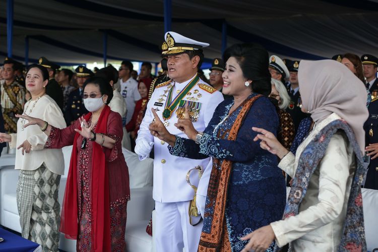 Sejumlah tokoh Ketua DPR Puan Maharani (kiri), Presiden kelima RI Megawati Soekarnoputri (kedua dari kiri), Panglima TNI Laksamana Yudo Margono (tengah), istri Panglima TNI, Veronica Yulis Prihayati (kedua dari kanan) berjoget bersama saat perayaan HUT ke-77 TNI Angkatan Udara di Lanud Halim Perdanakusuma, Jakarta, Migu (9/4/2023).