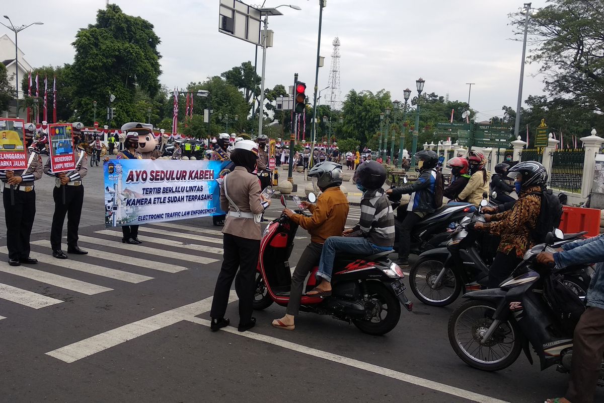 Anggota Kepolisian saat sosialiasi ETLE di titik nol Yogyakarta, Rabu (12/8/2020)