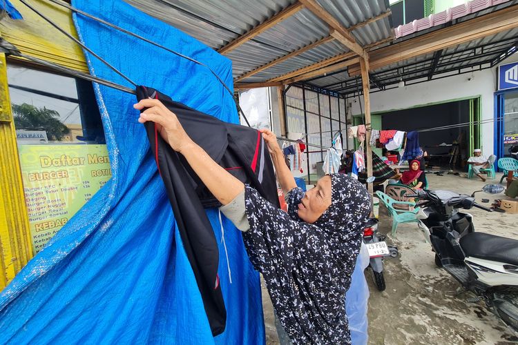 Suasana posko mandiri yang dibangun Mahyudi (43) bersama keluarganya di Jalan T Amir Hamzah, Kecamatan Tanjung Pura, Kabupaten Langkat, Sumatera Utara pada Kamis (4/12/2025). 