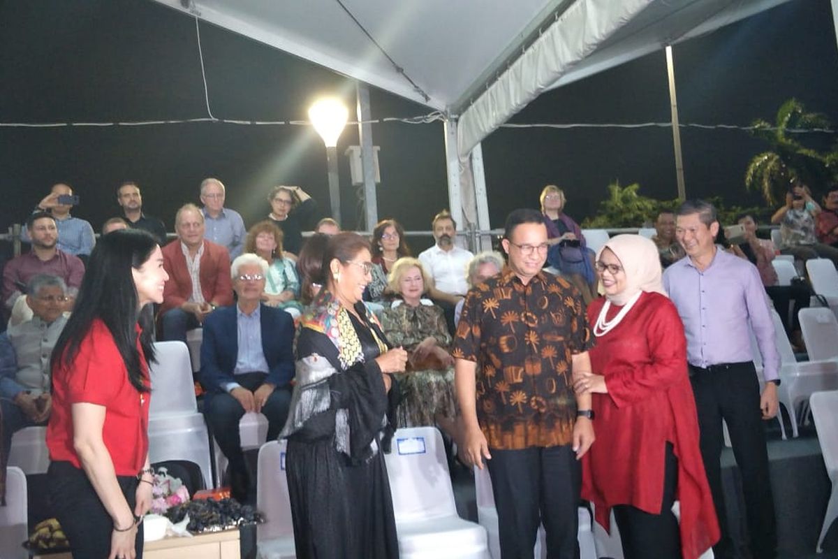 Gubernur DKI Jakarta Anies Baswedan dan Menteri Kelautan dan Perikanan Susi Pudjiastuti menonton konser akbar musik klasik bertajuk Jakarta Bersorak di kawasan Monas, Jakarta Pusat, Minggu (8/9/2019) malam.