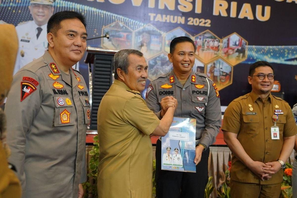 Gubernur Riau (Gubri) Syamsuar dalam Rapat Koordinasi (Rakor) Tim Pembina Samsat Provinsi Riau di Hotel Grand Zuri Dumai, Senin (12/12/2022).
