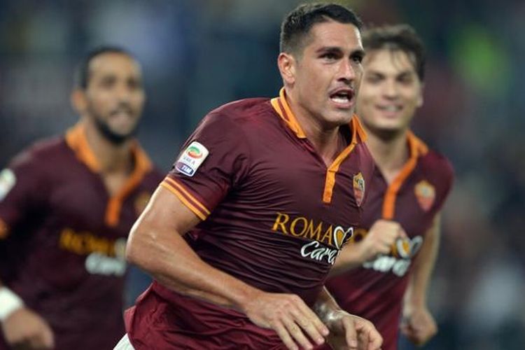 Selebrasi penyerang AS Roma, Marco Borriello, usai membobol gawang Chievo dalam lanjutan Serie-A, Kamis (31/10/2013). 