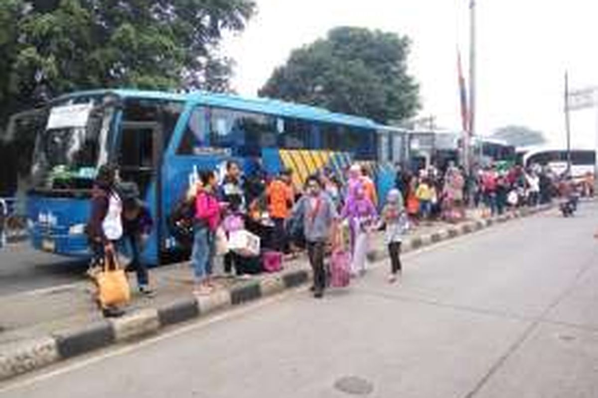 Suasana di Terminal Kampung Rambutan, Jakarta Timur pada Minggu (10/7/2016). Puncak arus balik di terminal tersebut diprediksi akan jatuh pada hari ini.