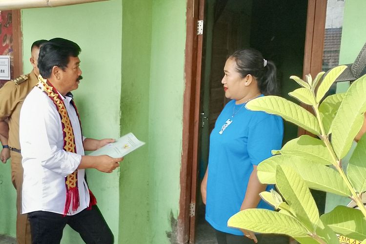 Menteri Agraria Hadi Tjahjanto memberikan sertifikat kepada masyarakat di Lampung Selatan, Selasa (28/11/2023).