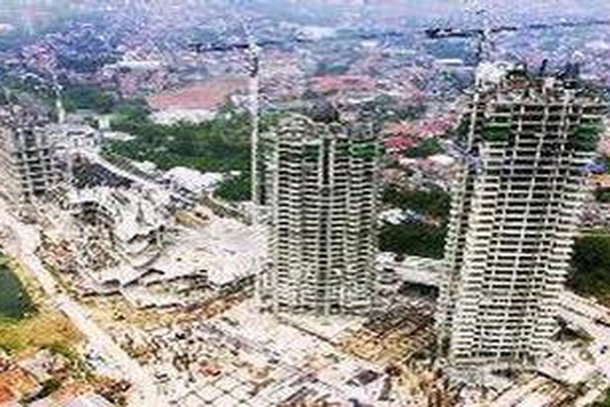Pengerjaan proyek superblok Kemang Village, Jakarta, yang memadukan apartemen, sekolah, mal, dan rumah sakit dilihat dari udara, Kamis (27/8). Proyek berkonsep kawasan terpadu senilai 1,1 juta dollar AS tersebut selain untuk segmen papan atas domestik juga dipersiapkan untuk dibukanya kesempatan kepemilikan asing serta asumsi lonjakan properti pada 2010.