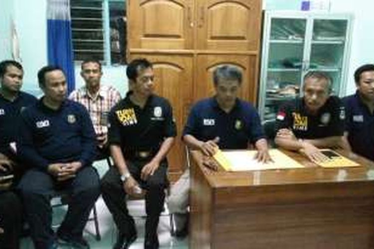 Tim DVI saat rilis nama korban tenggelamnya KMP Refalia2 di kamar mayat RSUD Blambangan Sabtu Malam (5/3/2016)