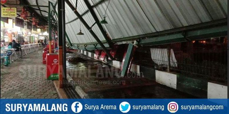 Kondisi atap sentra kuliner di depan stasiun kota Malang yang rubuh belum diperbaiki pada Rabu (28/10/2020) malam.
