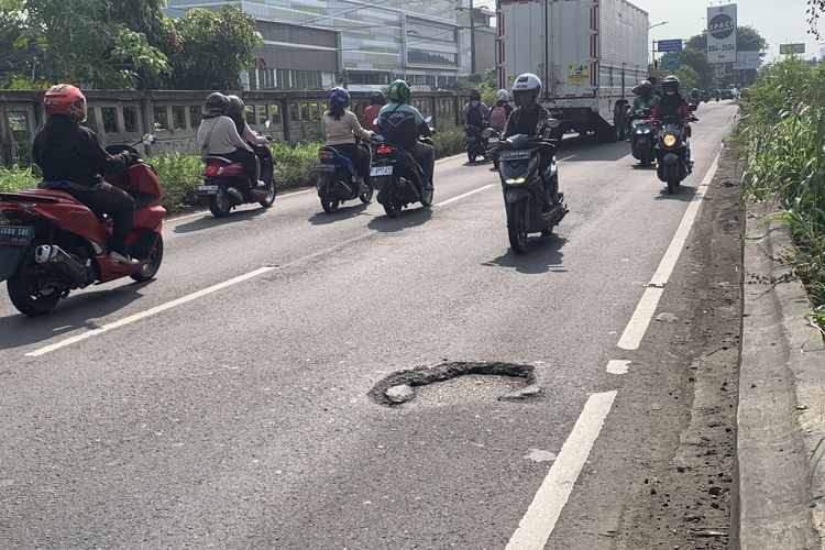 Dua minggu jelang Lebaran, jalan rusak dan berlubang masih ditemukan di sejumlah titik yang biasa digunakan sebagai jalur mudik di Bekasi, tepatnya di Jalan Inspeksi Kalimalang yang menjadi jalan penghubung ke Karawang, Jawa Barat, Senin (25/3/2024).