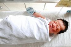 Membedong Bayi Tingkatkan Risiko Sindrom Kematian Mendadak?