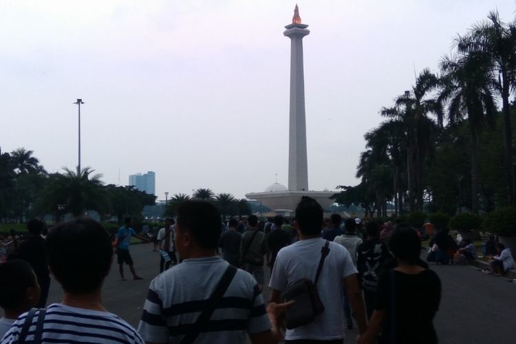 Pengunjung memadati area halaman Monas, Jakarta, Jumat (15/6/2018).