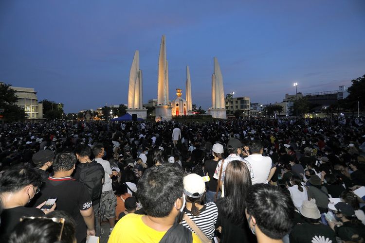 Para demonstran di Thailand berkumpul di depan Monumen Demokrasi di Bangkok, Thailand, Sabtu (18/7/2020) malam waktu setempat. mereka menyerukan konstitusi baru, pemilihan baru, dan mengakhiri penindasan hukum.