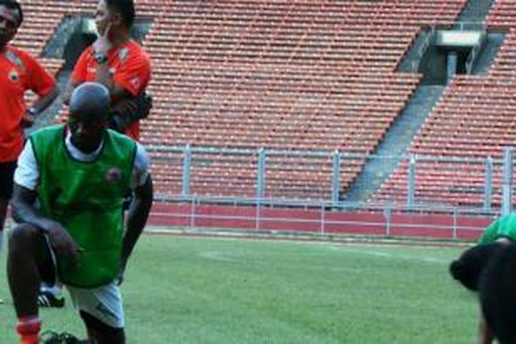 Emmanuel Kenmogne ketika masih bersama Persija Jakarta. Dia kini menjadi striker andalan Persebaya Surabaya dan untuk sementara menjadi top scorer ISL.