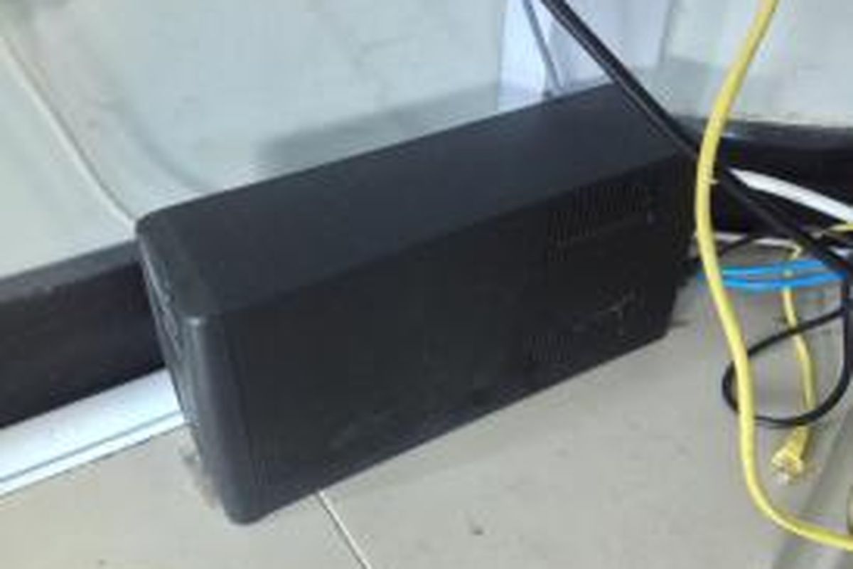 Perangkat uninterruptible power supply (UPS) single yang dipasang pada satu unit komputer di Universitas Multimedia Nusantara (UMN). Foto diambil pada Jumat (27/2/2015).
