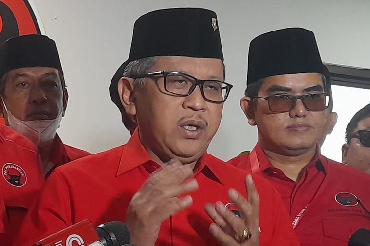 Sekretaris Jenderal DPP PDI-P Hasto Kristiyanto. Ia berkomentar soal video berisi pidato SBY yang menyatakan ada tanda-tanda Pemilu 2024 tidak berlangsung jujur dan adil sehingga SBY harus turun gunung. 