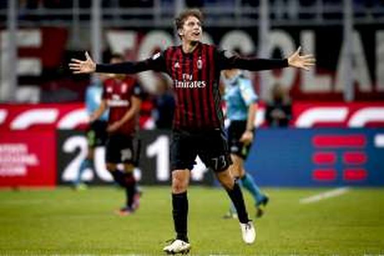 Manuel Locatelli merayakan gol AC Milan ke gawang Juventus pada lanjutan Serie A di San Siro, Sabtu (22/10/2016). 
Description : Manuel Locatelli 