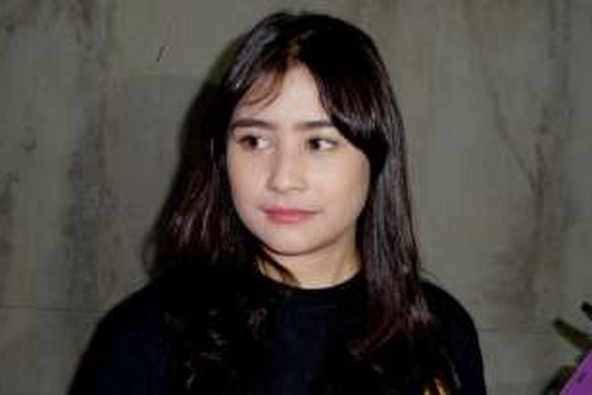 Prilly Latuconsina sebelum meet and greet film Surat Untukmu di Bassura Mal, Jakarta Timur, Jumat (19/8/2016).