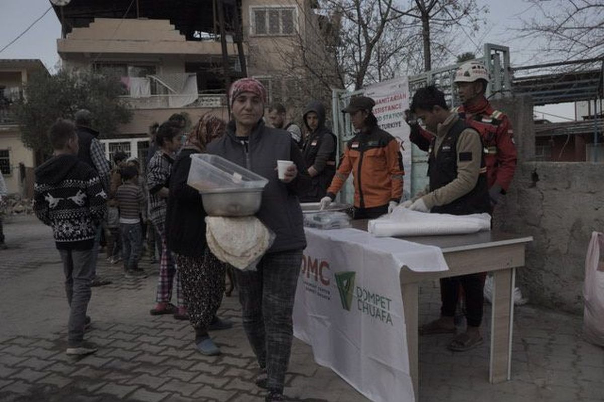 Dompet Dhuafa bersama Kerohanian Islam (Rohis) Otoritas Jasa Keuangan (OJK) mendistribusikan 650 porsi makanan siap saji di dapur umum yang didirikan di wilayah Reyhanli, Turkiye, pada Sabtu (25/2/2023).
