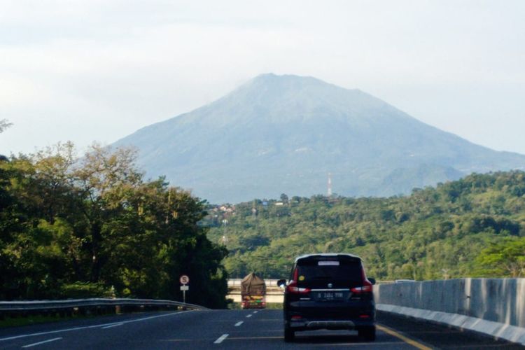 Panoramic Toll Road, Tol Semarang-Solo yang dikelilingi Gunung Merapi, Merbabu, Sumbing, Sindoro, dan Gunung Ungaran.
