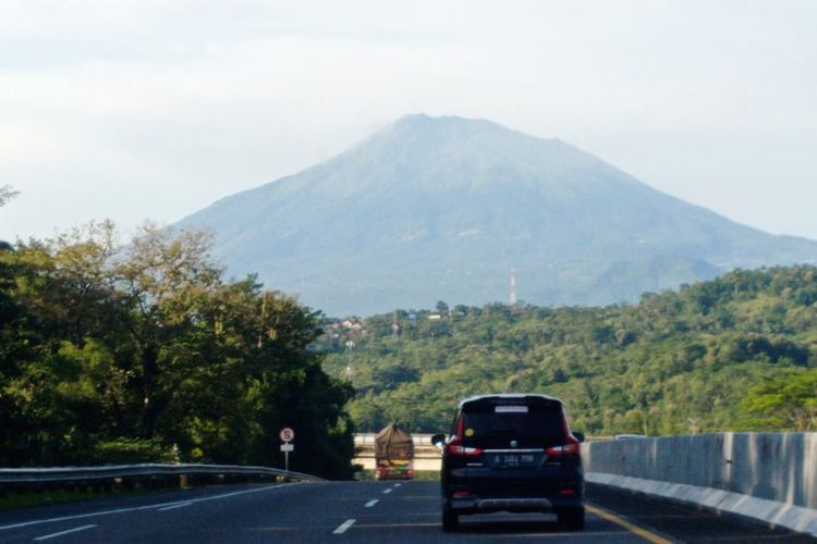 Panoramic Toll Road, Tol Semarang-Solo yang dikelilingi Gunung Merapi, Merbabu, Sumbing, Sindoro, dan Gunung Ungaran.
