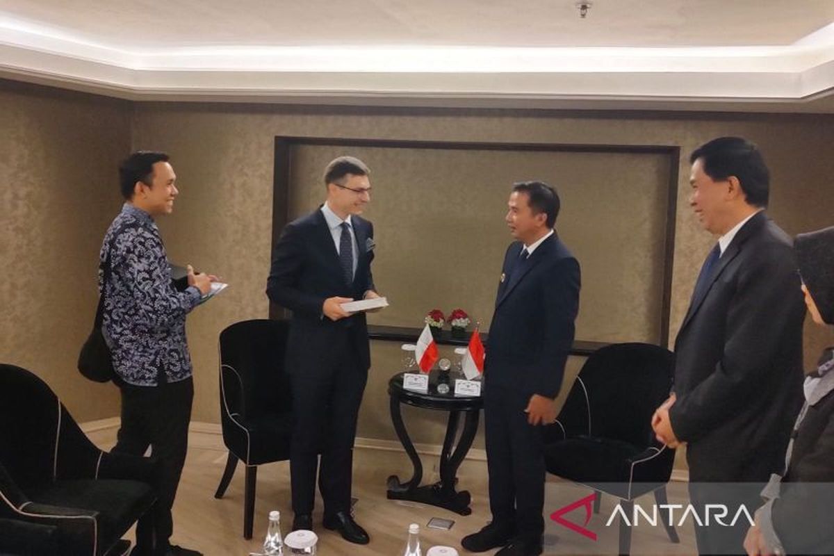 Pj Gubernur Jabar Bey Machmudin (kanan) dan Plh Dubes Polandia Maciej Tumulec (kiri) berbincang usai pertemuan keduanya di sela West Java Investment Summit (WJIS) 2024 di Bandung, Kamis (19/9/2024).