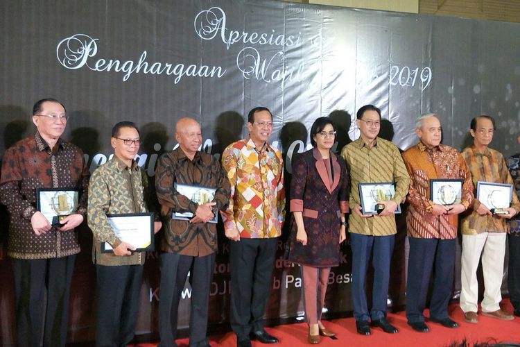 Menteri Keuangan Sri Mulyani usai memberikan penghargaan kepada 30 wajib pajak di Jakarta, Rabu (13/32019)