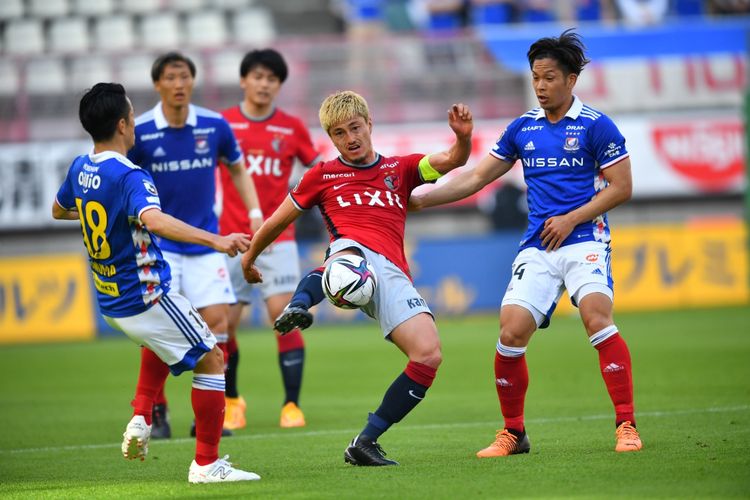 Aksi pemain dari klub Liga Jepang di atas lapangan permainan.