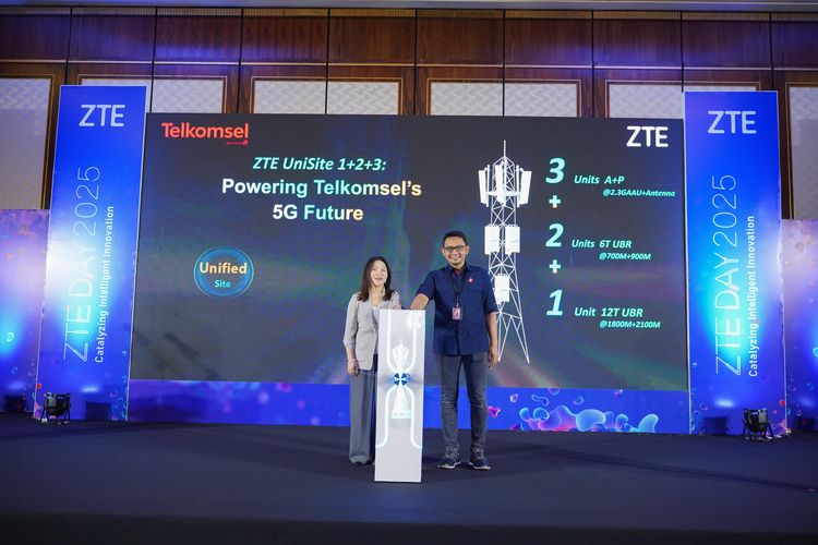 Tang Xue, Vice President of ZTE Corporation (kiri) dan Indra Mardiatna, Director of Network of Telkom (kanan) dalam peresmian implementasi solusi UniSite 1+2+3.