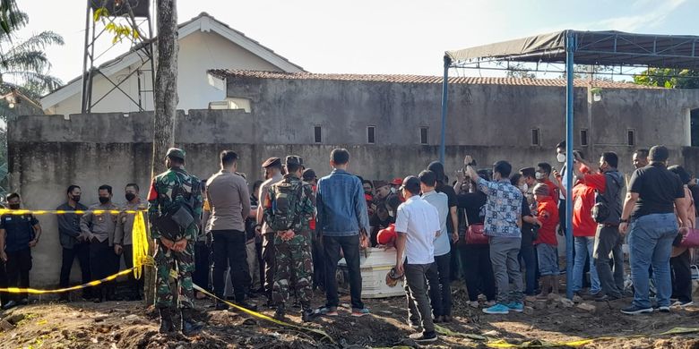 Peti jenazah Brigadir J berhasil diangkat. Keluarga dibantu PBB membersihkan peti jenazah Brigadir J dari tanah merah untuk dibawa ke RSUD Sungai Bahar untuk diotopsi oleh tim dokter forensik. Sebelumnya, pihak keluarga sempat membuka sedikit peti jenazah kemudian ditutup kembali.