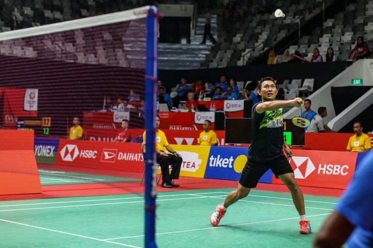 Pebulu tangkis tunggal putra Indonesia Sony Dwi Kuncoro mengembalikan bola ke arah tunggal putra asal Indonesia Vega Vio Nirwanda dalam laga babak pertama Indonesia Master di Istora Senayan, Jakarta, Selasa (23/1/2018). Pebulu tangkis tunggal putra Indonesia Sony Dwi Kuncoro menang dengan dua gim 21-18, 21-9.