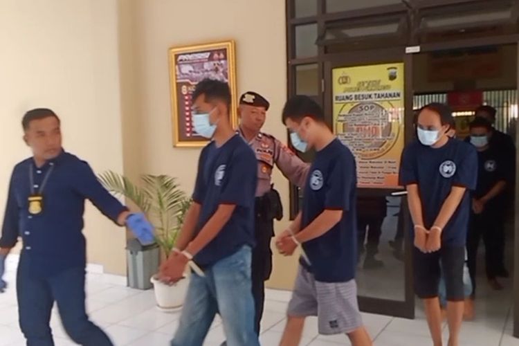 6 orang terduga pelaku saat menjalani konferensi pers di Mapolres Purworejo pada Jumat (24/2/2023) 