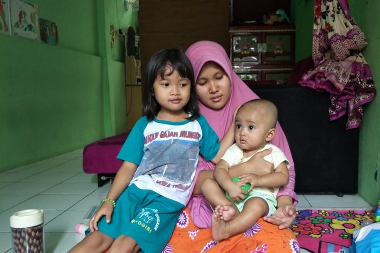 Ella Karina ibu dari bayi laki-laki bernama Google bersama bayi dan anak perempuannya, di kediamannya, Komplek Rawa Roko, Rawalumbu, Kota Bekasi, Jumat (21/6/2019).