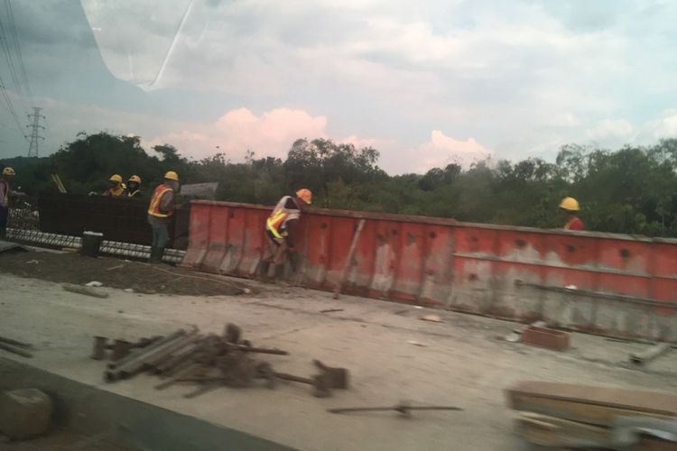 Pekerjaan konstruksi Tol Batang-Semarang, Sabtu (26/5/2018).
