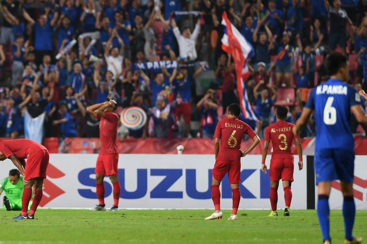 Sejumlah pesepak bola Indonesia meluapkan kekecewaan setelah gawang Indonesia dibobol Thailand dalam laga lanjutan Piala AFF 2018 di Stadion Nasional Rajamangala, Bangkok, Thailand, Sabtu (17/11/2018). Indonesia dikalahkan tuan rumah Thailand dengan skor 4-2. ANTARA FOTO/Akbar Nugroho Gumay/kye.