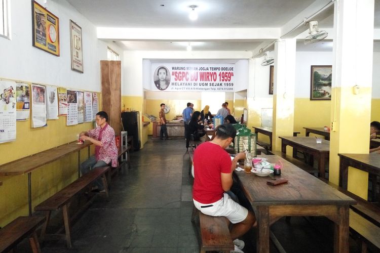 Warung Sego Pecel atau SGPC Bu Wiryo di kawasan Selokan, Yogyakarta. Warung dengan menu utama sego pecel ini merupakan legenda di kalangan para alumni Universitas Gadjah Mada (UGM).