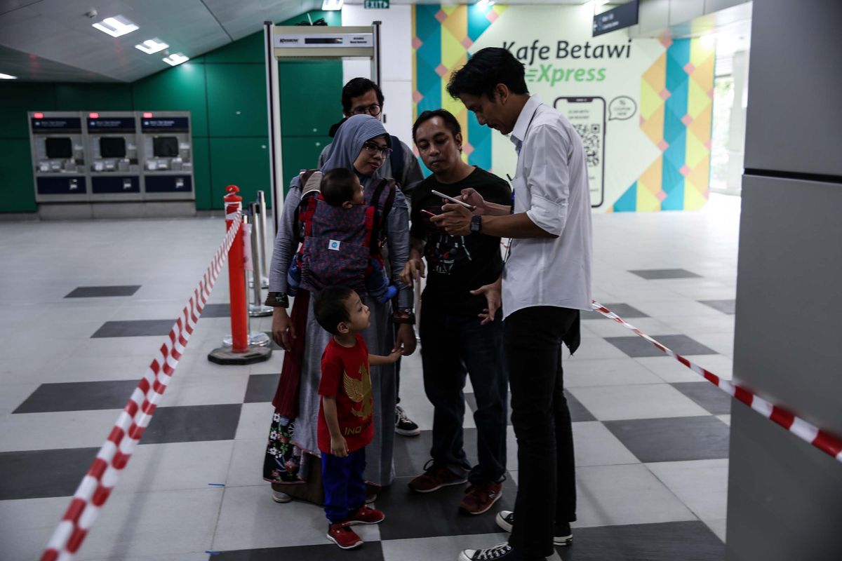 Suasana masyarakat saat mengikuti kegiatan uji coba kereta MRT fase 1 lintas Lebak Bulus-Bundaran Hotel Indonesia (HI) di Jakarta, Selasa (12/3/2019). Uji coba publik kereta MRT fase 1 dilakukan mulai 12-23 Maret 2019. Hingga 11 Maret, tercatat 184.738 orang yang mendaftar untuk mengikuti rangkaian uji coba tersebut.