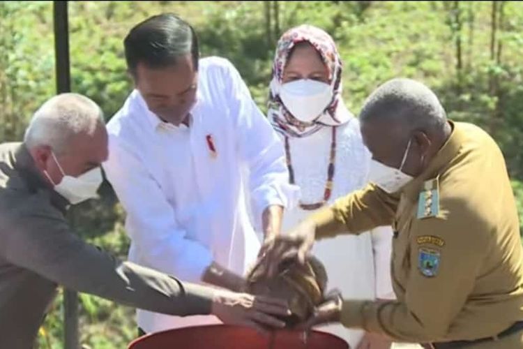 Gubernur Papua Barar saat menabur tanah dan air 