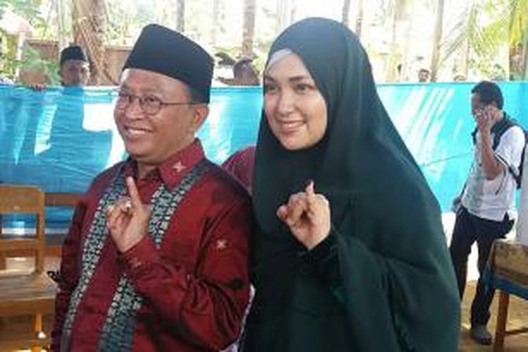 Busyro Karim bersama isterinya Nur Fitriani setelah mencoblos.
