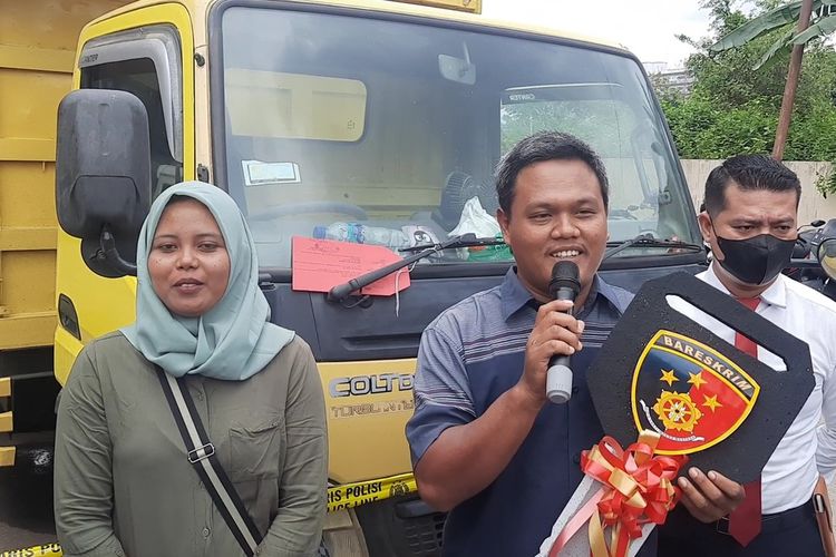 Abdul Rozab, pemilik truk sekaligus korban pencurian truk saat menerima kembali truknya yang hilang dicuri, ditemui di Mapolres Rembang, Senin (17/10/2022)
