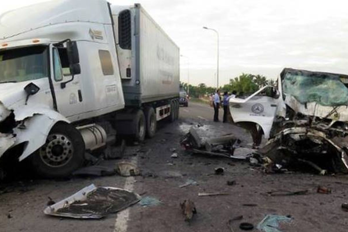 Mobil van dan truk usai bertabrakan di jalanan di Vietnam.